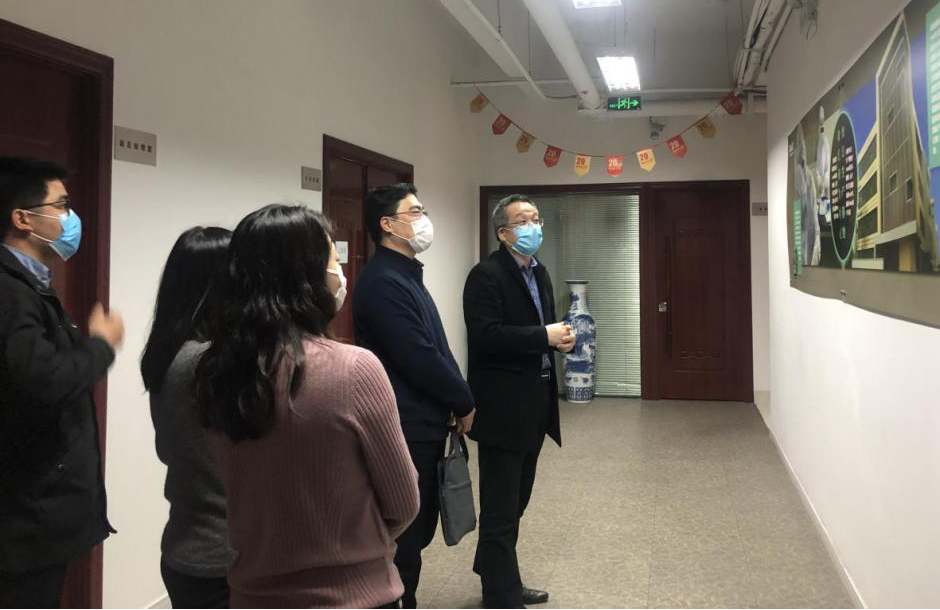 上海市市(shi)委組織(zhi)部到百傲(ao)調研黨建咊抗疫(yi)工(gong)作